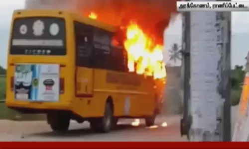 ராணிப்பேட்டை: தனியார் பள்ளி பஸ் திடீரென தீப்பிடித்து எரிந்ததால் பரபரப்பு ராணிப்பேட்டை: தனியார் பள்ளி பஸ் திடீரென தீப்பிடித்து எரிந்ததால் பரபரப்பு