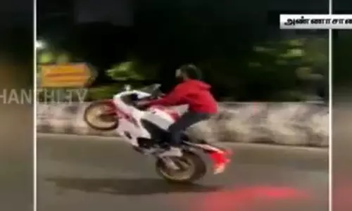 சென்னை: அண்ணா சாலையில் வளைந்து நெளிந்து பைக் சாகசம் செய்த இளைஞர்கள் கைது