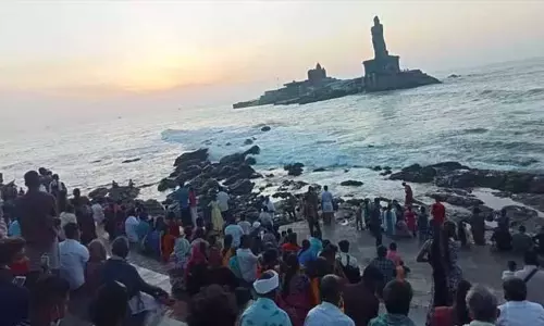 ஓணம் விடுமுறை: கன்னியாகுமரியில் குவிந்த சுற்றுலா பயணிகள் ஓணம் விடுமுறை: கன்னியாகுமரியில் குவிந்த சுற்றுலா பயணிகள்