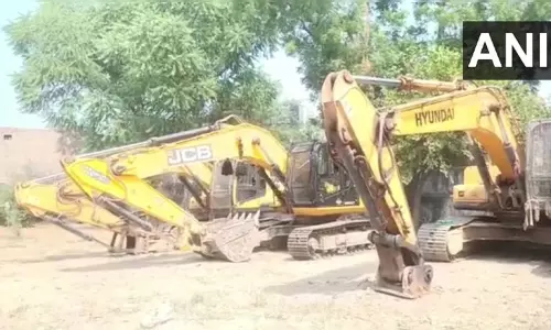 அரியானா: ஆய்வுக்கு சென்ற அரசு அதிகாரிகள் மற்றும் போலீசார் மீது கல் வீசி தாக்குதல்; சுரங்க மாபியா கும்பல் வெறிச்செயல்! அரியானா: ஆய்வுக்கு சென்ற அரசு அதிகாரிகள் மற்றும் போலீசார் மீது கல் வீசி தாக்குதல்; சுரங்க மாபியா கும்பல் வெறிச்செயல்!