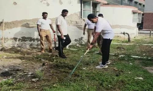 போலீஸ் நிலையம்- அலுவலகத்தில் தூய்மை பணி; சூப்பிரண்டு பார்வையிட்டார்