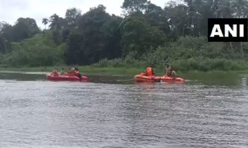 கேரளாவில் ஆரன்முளா படகுப் போட்டிக்கு 50 பேருடன் சென்ற படகு ஆற்றில் கவிழ்ந்து விபத்து; 2 பேர் பலி!