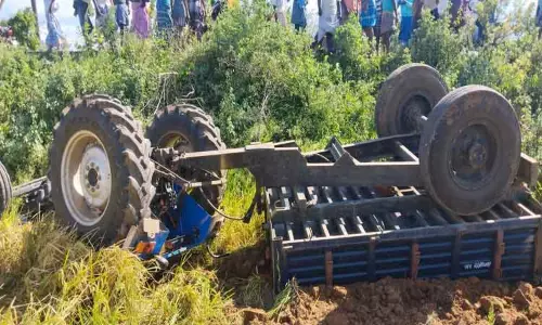 டிராக்டர் கவிழ்ந்து டிரைவர் சாவு