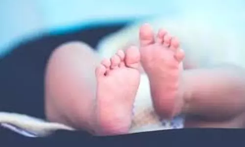 பிறந்து 12 நாட்களேயான பச்சிளங்குழந்தை தொட்டிலில்  தூங்கியபோது திடீர் சாவு; அந்தியூர் அருகே பரிதாபம்