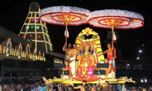 திருப்பதி ஏழுமலையான் கோவில் பவுர்ணமி கருட சேவை - கருடவாகனத்தில் காட்சியளித்த மலையப்ப சுவாமி