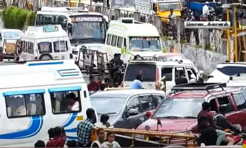வார விடுமுறையை முன்னிட்டு குவிந்த சுற்றுலா பயணிகள் - போக்குவரத்து நெரிசலில் திணறிய கொடைக்கானல் வார விடுமுறையை முன்னிட்டு குவிந்த சுற்றுலா பயணிகள் - போக்குவரத்து நெரிசலில் திணறிய கொடைக்கானல்