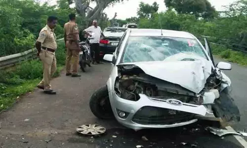 மரத்தில் கார் மோதி பெண் பலி; 4 பேர் படுகாயம்