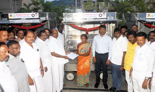 இலவசத்தின் மூலம் ஒரு குடும்பத்தின் பொருளாதாரத்தை அரசு நேரடியாக உயர்த்துகின்றது பொதுப்பணித்துறை அமைச்சர் எ.வ.வேலு பேச்சு