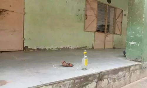 ஆனைமலையில் மதுபாராக மாறும் அரசு பள்ளி வளாகம்