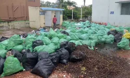 பொள்ளாச்சி அரசு ஆஸ்பத்திரியில் மூட்டை, மூட்டையாக குவிந்து கிடக்கும் கழிவுகள்
