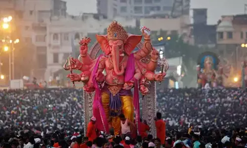 38 ஆயிரம் விநாயகர் சிலைகள் கரைப்பு  மும்பையில் மக்கள் வெள்ளத்தில் ஊர்வலம்- கவர்னர், முதல்-மந்திரி பங்கேற்பு