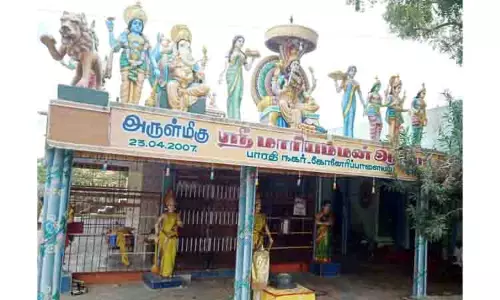 மாரியம்மன் கோவில் உண்டியலை உடைத்து பணம் திருட்டு