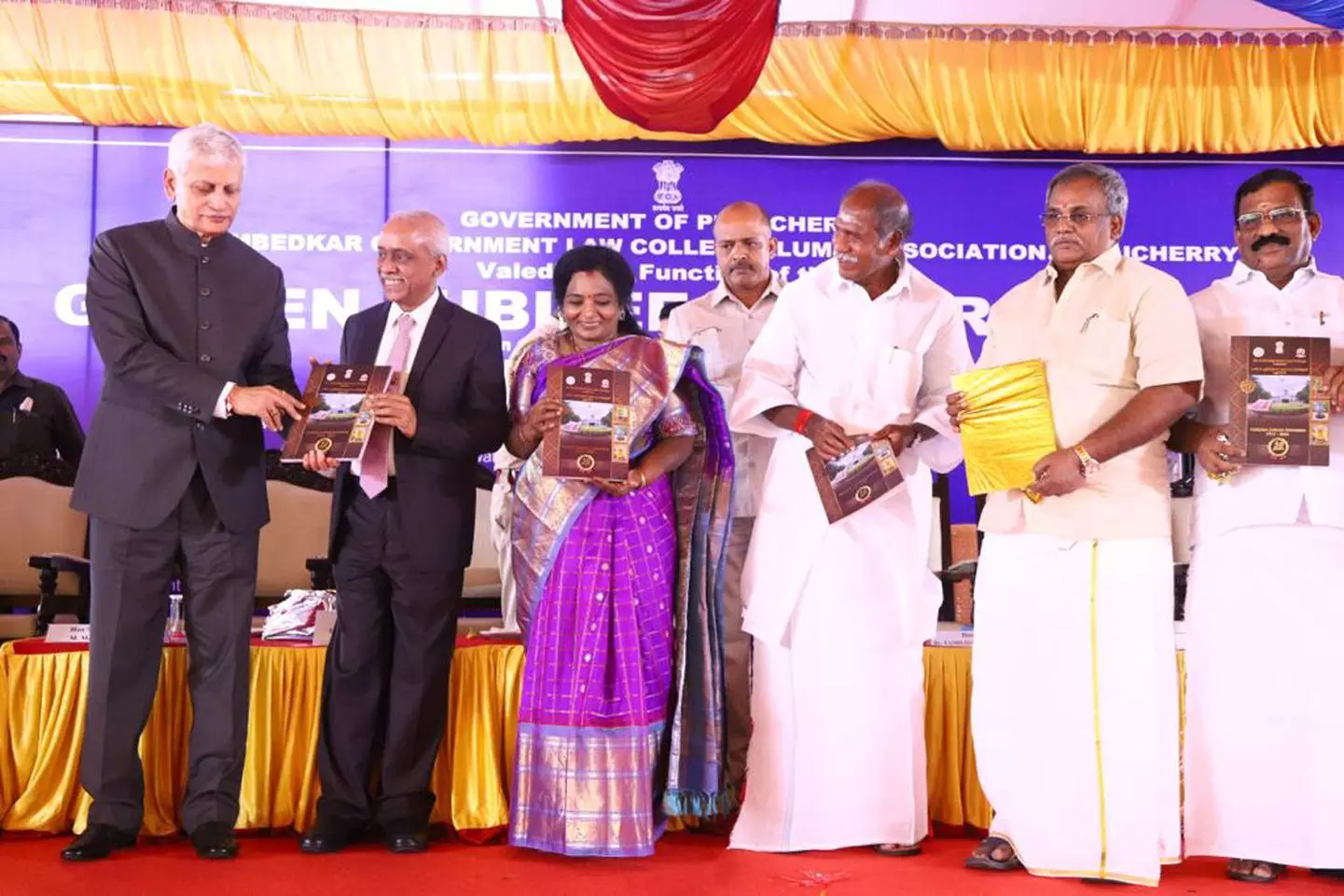 சட்டக் கல்லூரிகளில் நீதிமன்ற தீர்ப்புகளை பாடங்களாக்க வேண்டும்