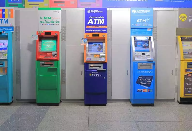 ஏ.டி.எம்.மில் பணம் நிரப்பும் வாகனத்தில் இருந்த ரூ.2¾ கோடியுடன் தப்பி சென்ற டிரைவர் உள்பட 2 பேர் கைது- மற்றொருவருக்கு வலைவீச்சு ஏ.டி.எம்.மில் பணம் நிரப்பும் வாகனத்தில் இருந்த ரூ.2¾ கோடியுடன் தப்பி சென்ற டிரைவர் உள்பட 2 பேர் கைது- மற்றொருவருக்கு வலைவீச்சு