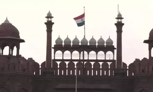 ராணி எலிசபெத் மறைவு: டெல்லி செங்கோட்டையில் அரைக்கம்பத்தில் பறக்கும் இந்திய தேசிய கொடி..! ராணி எலிசபெத் மறைவு: டெல்லி செங்கோட்டையில் அரைக்கம்பத்தில் பறக்கும் இந்திய தேசிய கொடி..!