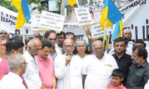 திருக்குறளை அவமதித்ததாக கவர்னரை கண்டித்து போராட்டம் - பழநெடுமாறன் உட்பட 100 பேர் கைது திருக்குறளை அவமதித்ததாக கவர்னரை கண்டித்து போராட்டம் - பழநெடுமாறன் உட்பட 100 பேர் கைது