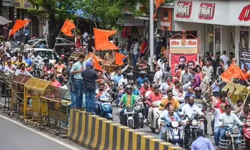 மும்பையில் ஏக்நாத் ஷிண்டே- உத்தவ் தாக்கரே ஆதரவாளர்களுக்கு இடையே கைகலப்பு மும்பையில் ஏக்நாத் ஷிண்டே- உத்தவ் தாக்கரே ஆதரவாளர்களுக்கு இடையே கைகலப்பு