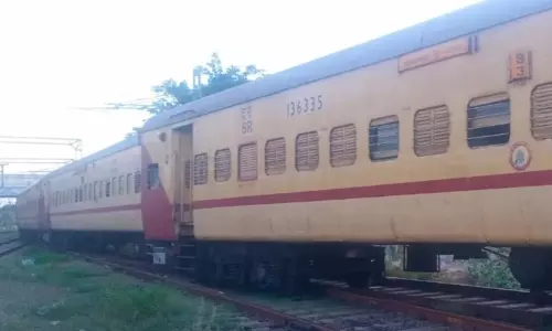 நெல்லையில் பாலருவி எக்ஸ்பிரஸ் ரெயில் தடம் புரண்டது - அதிகாரிகள் விசாரணை நெல்லையில் பாலருவி எக்ஸ்பிரஸ் ரெயில் தடம் புரண்டது - அதிகாரிகள் விசாரணை