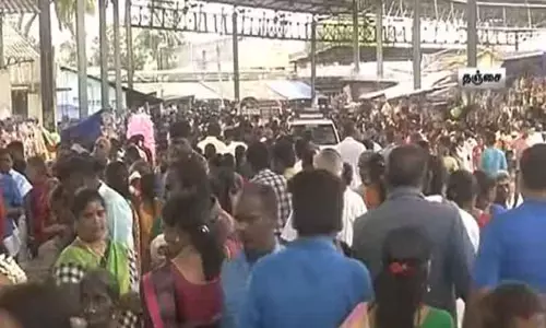 ஆவணி மாத கடைசி ஞாயிற்றுக்கிழமை - புன்னைநல்லூர் மாரியம்மன் கோவிலில் குவிந்த பக்தர்கள் ஆவணி மாத கடைசி ஞாயிற்றுக்கிழமை - புன்னைநல்லூர் மாரியம்மன் கோவிலில் குவிந்த பக்தர்கள்