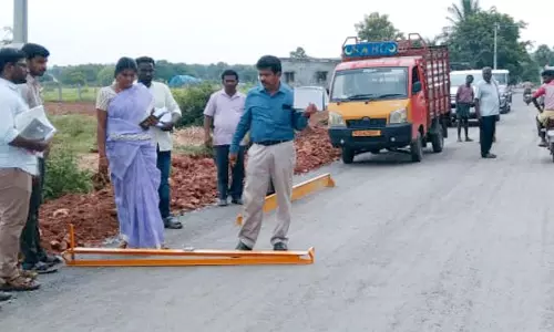 ரூ.4 கோடியில் சாலை பணியை அதிகாரி ஆய்வு ரூ.4 கோடியில் சாலை பணியை அதிகாரி ஆய்வு
