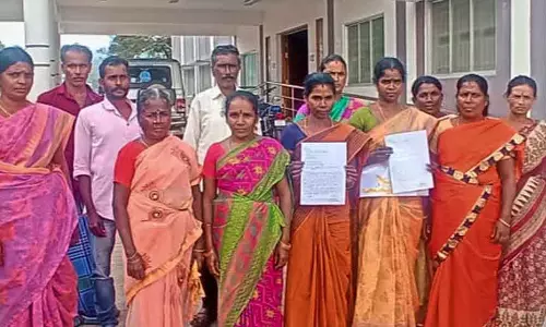 சாலை வசதி கேட்டு கிராம மக்கள் மனு