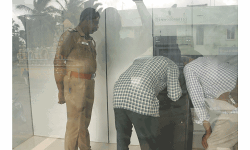 ஏ.டி.எம். எந்திரத்தை உடைத்து கொள்ளை முயற்சி ஏ.டி.எம். எந்திரத்தை உடைத்து கொள்ளை முயற்சி