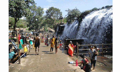 திற்பரப்பு அருவியில் சுற்றுலா பயணிகள் குவிந்தனர் திற்பரப்பு அருவியில் சுற்றுலா பயணிகள் குவிந்தனர்