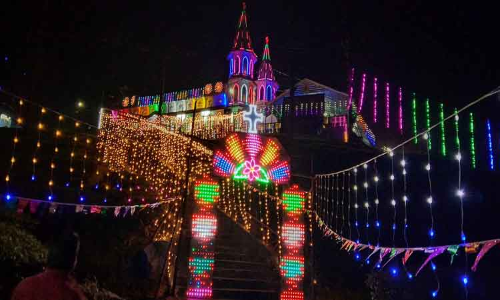 வால்பாறை கருமலை வேளாங்கண்ணி மாதா ஆலயத்தில் தேர் பவனி- திரளான கிறிஸ்தவர்கள் பங்கேற்பு