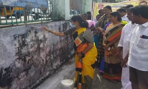 பொள்ளாச்சி நகராட்சி பகுதியில்  போஸ்டர்கள், பிளக்ஸ் பேனர்கள் அகற்றும் பணி தொடக்கம்