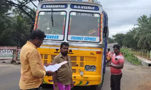 ரேஷன் அரிசி, நெல் கடத்தலை தடுக்க தமிழக-கேரள எல்லையில் தீவிர வாகன சோதனை ரேஷன் அரிசி, நெல் கடத்தலை தடுக்க தமிழக-கேரள எல்லையில் தீவிர வாகன சோதனை