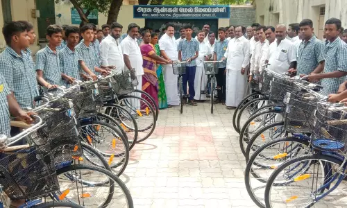 592 மாணவர்களுக்கு இலவச சைக்கிள்கள் துணை சபாநாயகர் வழங்கினார்