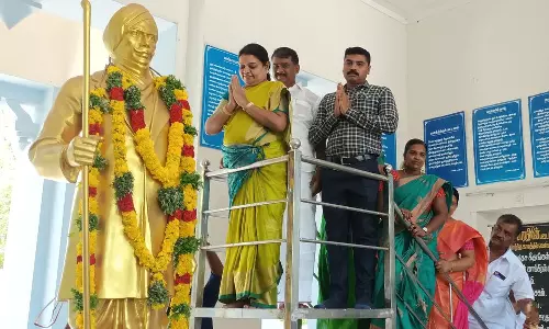 எட்டயபுரத்தில் நினைவு நாள்: பாரதியார் சிலைக்கு மாலை அணிவித்து அமைச்சர் கீதாஜீவன் மரியாதை எட்டயபுரத்தில் நினைவு நாள்: பாரதியார் சிலைக்கு மாலை அணிவித்து அமைச்சர் கீதாஜீவன் மரியாதை