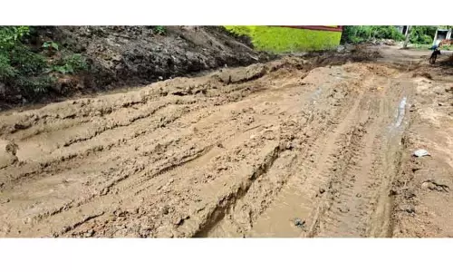 சேறும் சகதியுமான சாலையால் பொதுமக்கள் சிரமத்திற்கு ஆளாகி வருகின்றனர்