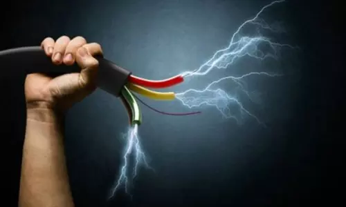 மின்சாரம் தாக்கி தொழிலாளி படுகாயம்