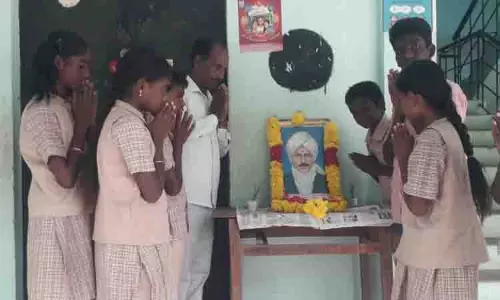 சிறுவலூர் அரசு உயர்நிலைப்பள்ளியில் பாரதியார் நினைவு தினம் அனுசரிப்பு சிறுவலூர் அரசு உயர்நிலைப்பள்ளியில் பாரதியார் நினைவு தினம் அனுசரிப்பு