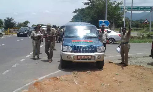 இமானுவேல் சேகரன் நினைவுதினத்தையொட்டி  பள்ளபட்டியில் போலீசார் வாகன சோதனை