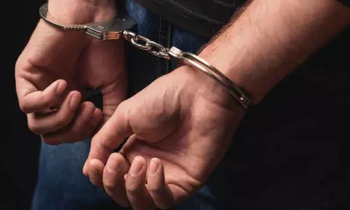 டெல்லியில் நூதன திருட்டு: மதுபானங்களை வீட்டிற்கே டெலிவரி செய்வதாக மோசடி செய்தவர் கைது டெல்லியில் நூதன திருட்டு: மதுபானங்களை வீட்டிற்கே டெலிவரி செய்வதாக மோசடி செய்தவர் கைது