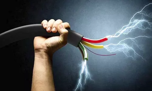 ரெயில் என்ஜினில் ஏறிய வாலிபர் மின்சாரம் தாக்கி படுகாயம்