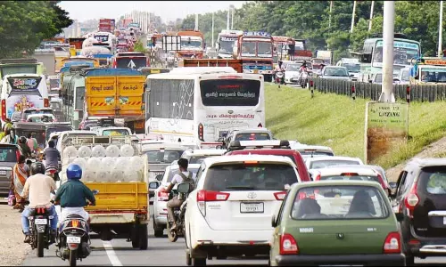 காவிரி பாலத்தில் பராமரிப்பு பணிகள்: சென்னை-திருச்சி சாலையில் கடும் போக்குவரத்து நெரிசல் காவிரி பாலத்தில் பராமரிப்பு பணிகள்: சென்னை-திருச்சி சாலையில் கடும் போக்குவரத்து நெரிசல்