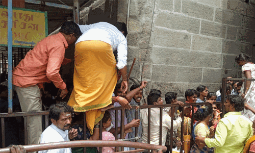 திருவண்ணாமலையில் பவுர்ணமியையொட்டி 4 மணி நேரம் வரிசையில் நின்று சாமி தரிசனம் திருவண்ணாமலையில் பவுர்ணமியையொட்டி 4 மணி நேரம் வரிசையில் நின்று சாமி தரிசனம்