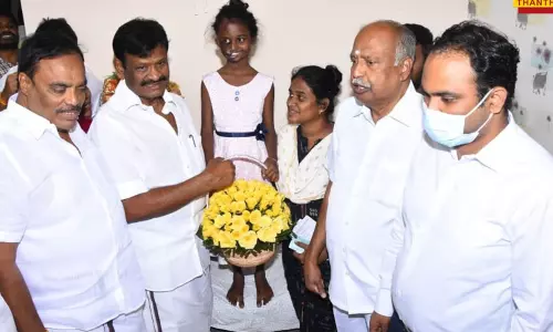 முகச்சிதைவு அறுவை சிகிச்சை செய்துகொண்ட சிறுமி டானியாவின் கல்விச் செலவு முழுவதும் அரசே ஏற்கும் - அமைச்சர் நாசர்