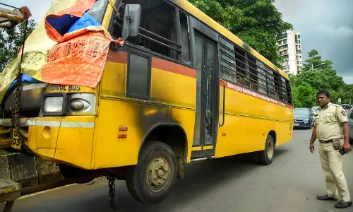 நவிமும்பையில் பள்ளி பஸ்சில் தீப்பிடித்ததால் பரபரப்பு- மாணவர்கள் உயிர் தப்பினர் நவிமும்பையில் பள்ளி பஸ்சில் தீப்பிடித்ததால் பரபரப்பு- மாணவர்கள் உயிர் தப்பினர்