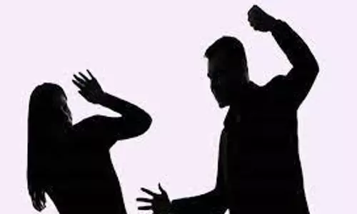 மனைவியை கத்தியால் குத்திய கணவருக்கு வலைவீச்சு