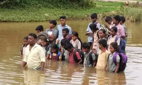 உயிரை பணயம் வைத்து ஆற்று வெள்ளத்தை கடந்து சென்று வரும் பள்ளி மாணவர்கள் உயிரை பணயம் வைத்து ஆற்று வெள்ளத்தை கடந்து சென்று வரும் பள்ளி மாணவர்கள்