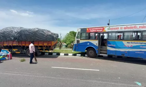 பஸ்-லாரி மோதல்; 4 பேர் படுகாயம்