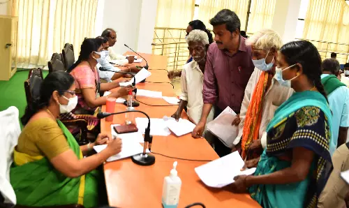 மனுக்கள் மீது உடனடி நடவடிக்கை எடுக்க வேண்டும்