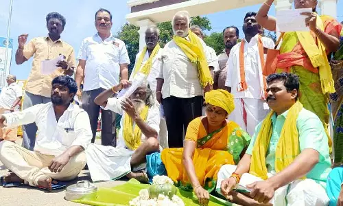 தேனி கலெக்டர் அலுவலகத்தில் பரபரப்பு: முழு பூசணிக்காயை சோற்றில் மறைக்கும் நூதன ஆர்ப்பாட்டம் தேனி கலெக்டர் அலுவலகத்தில் பரபரப்பு: முழு பூசணிக்காயை சோற்றில் மறைக்கும் நூதன ஆர்ப்பாட்டம்