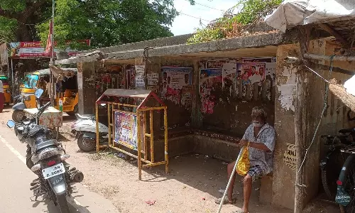 போதிய வசதிகள் இல்லாத பயணிகள் நிழலகம்