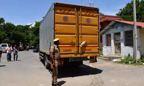 விடைத்தாள்கள் ஏற்றி சென்ற லாரி திடீர் பழுது விடைத்தாள்கள் ஏற்றி சென்ற லாரி திடீர் பழுது