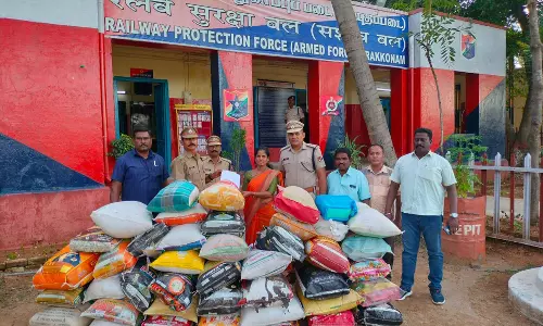 மைசூரு எக்ஸ்பிரஸ் ரெயிலில் கடத்திய 42 மூட்டை ரேஷன் அரிசி பறிமுதல் மைசூரு எக்ஸ்பிரஸ் ரெயிலில் கடத்திய 42 மூட்டை ரேஷன் அரிசி பறிமுதல்